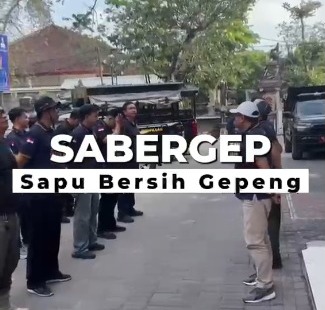 Satpol PP Kota Denpasar Laksanakan SABERGEP, Tertibkan Pedagang Acung dan Badut di Sejumlah Traffic Light